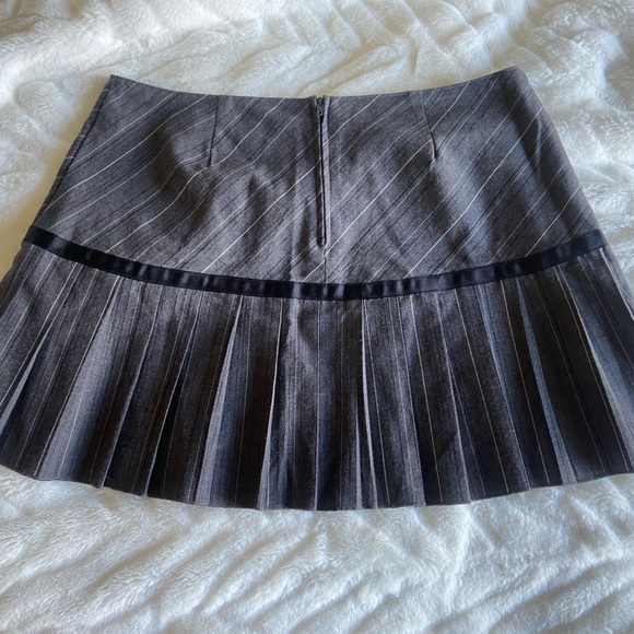 Black and Gray Pinstriped Mini Skirt, pleated mini skirt - Picture 4 of 7